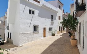 A Tiro De Piedra Del Castillo / A Stone'S Throw From The Castle